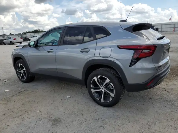 KL77LGEP7SC192794 2025 CHEVROLET TRAX - Image 2