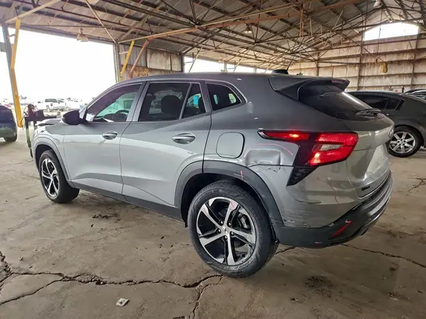 KL77LGEP7SC305286 2025 CHEVROLET TRAX - Image 2