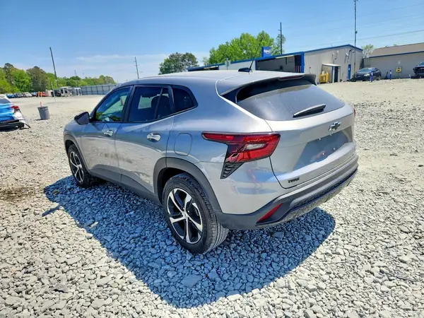 KL77LGEP7SC322072 2025 CHEVROLET TRAX - Image 2
