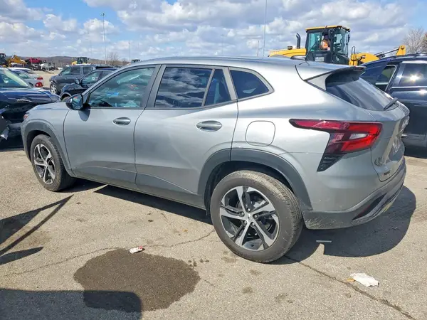 KL77LGEP7SC337073 2025 CHEVROLET TRAX - Image 2