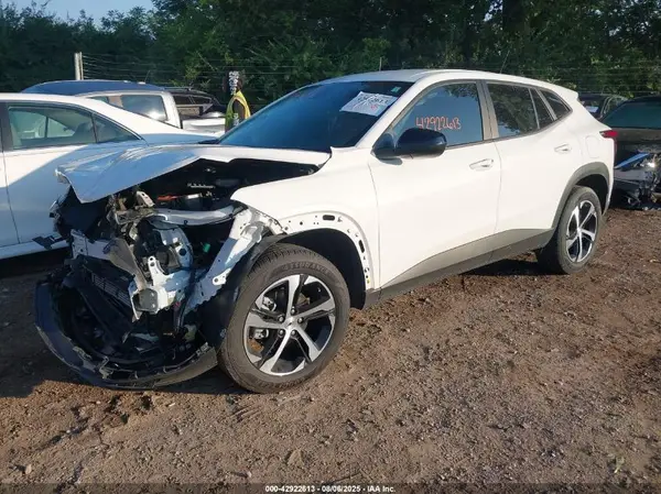 KL77LGEP8SC008043 2025 CHEVROLET TRAX - Image 2