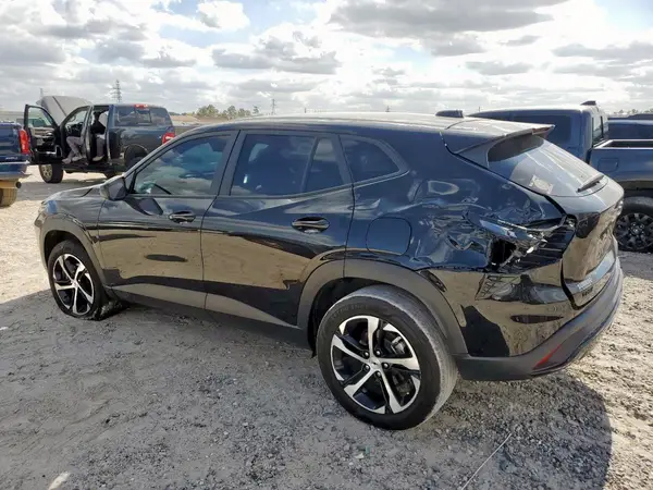KL77LGEP8SC038580 2025 CHEVROLET TRAX - Image 2