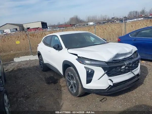 KL77LGEP8SC043648 2025 CHEVROLET TRAX - Image 1