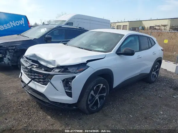 KL77LGEP8SC043648 2025 CHEVROLET TRAX - Image 2