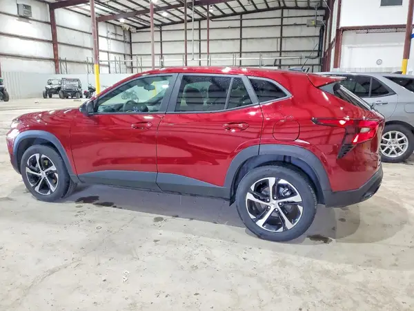 KL77LGEP8SC135956 2025 CHEVROLET TRAX - Image 2