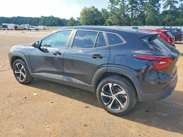 KL77LGEP8SC256647 2025 CHEVROLET TRAX - Image 2