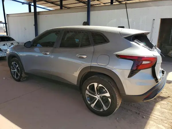 KL77LGEP8SC272301 2025 CHEVROLET TRAX - Image 2