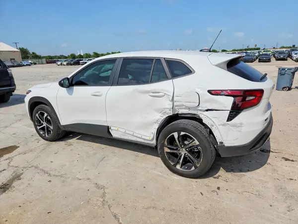 KL77LGEP8SC322324 2025 CHEVROLET TRAX - Image 2
