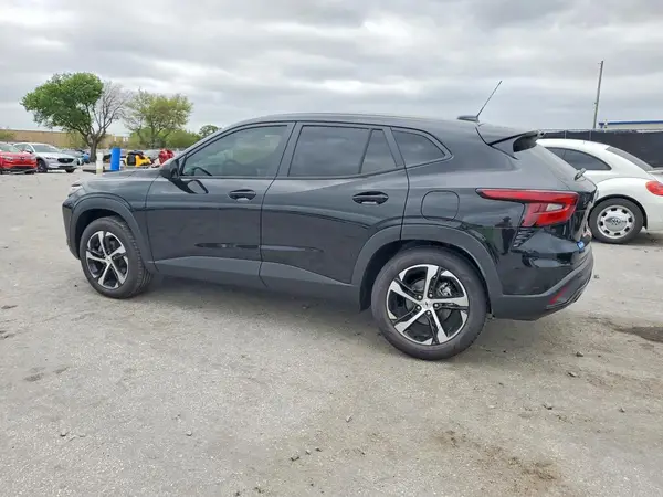 KL77LGEP8SC332609 2025 CHEVROLET TRAX - Image 2