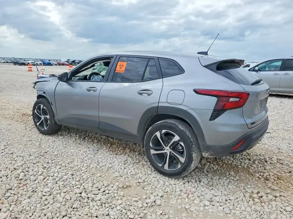 KL77LGEP8TC001854 2026 CHEVROLET TRAX - Image 2