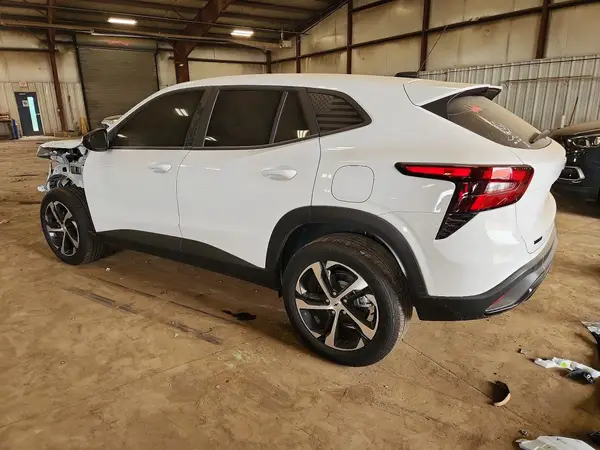 KL77LGEP8TC051329 2026 CHEVROLET TRAX - Image 2
