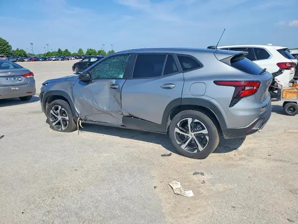 KL77LGEP9SC101590 2025 CHEVROLET TRAX - Image 2