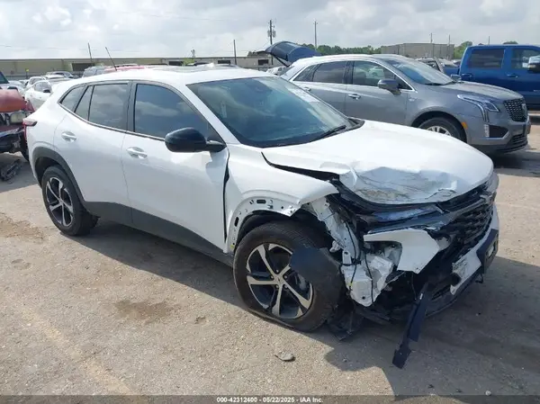 KL77LGEP9SC107776 2025 CHEVROLET TRAX - Image 1