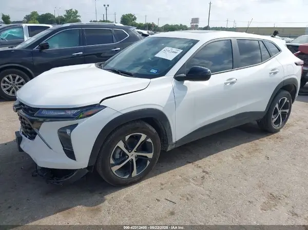 KL77LGEP9SC107776 2025 CHEVROLET TRAX - Image 2