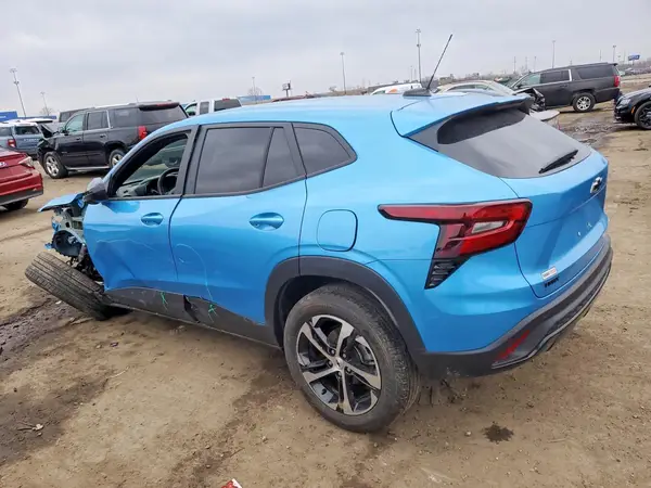 KL77LGEP9SC136100 2025 CHEVROLET TRAX - Image 2