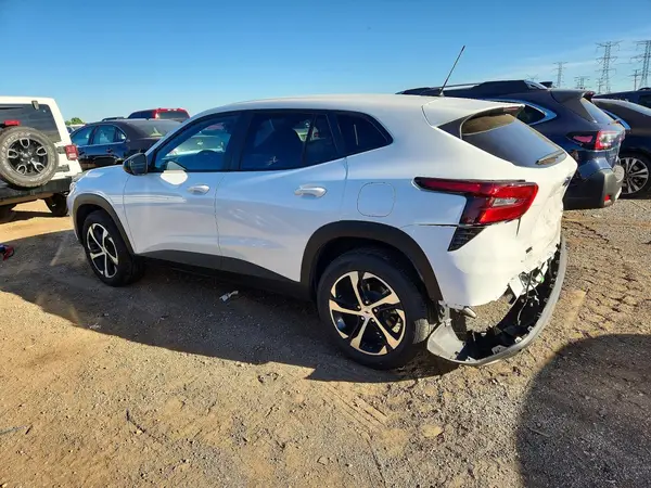 KL77LGEP9SC293271 2025 CHEVROLET TRAX - Image 2