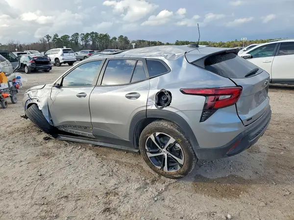 KL77LGEPXSC026821 2025 CHEVROLET TRAX - Image 2