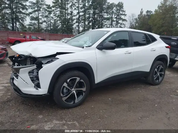 KL77LGEPXSC038435 2025 CHEVROLET TRAX - Image 2