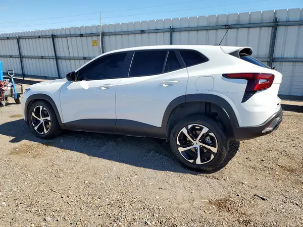 KL77LGEPXSC124943 2025 CHEVROLET TRAX - Image 2