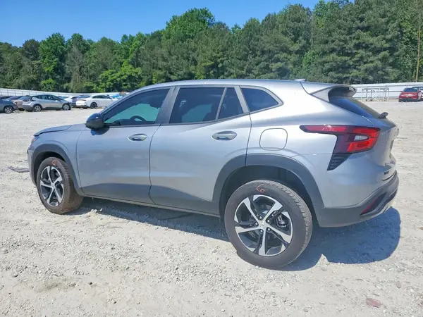 KL77LGEPXSC162561 2025 CHEVROLET TRAX - Image 2