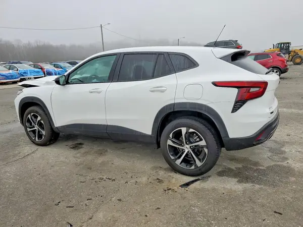 KL77LGEPXSC205568 2025 CHEVROLET TRAX - Image 2