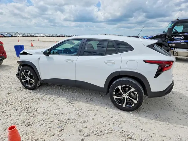 KL77LGEPXSC273241 2025 CHEVROLET TRAX - Image 2