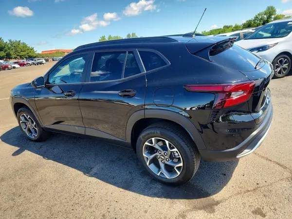 KL77LHE20RC001673 2024 CHEVROLET TRAX - Image 2