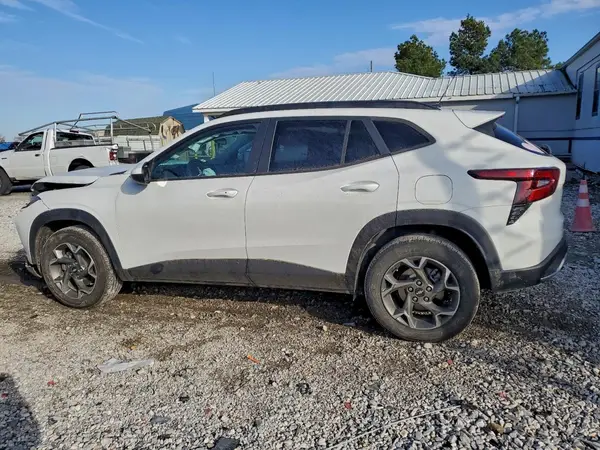 KL77LHE20RC002998 2024 CHEVROLET TRAX - Image 2
