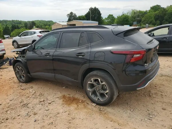KL77LHE20RC022717 2024 CHEVROLET TRAX - Image 2