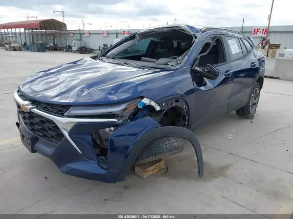 KL77LHE20RC030428 2024 CHEVROLET TRAX - Image 2