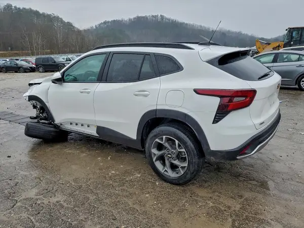 KL77LHE20RC104818 2024 CHEVROLET TRAX - Image 2