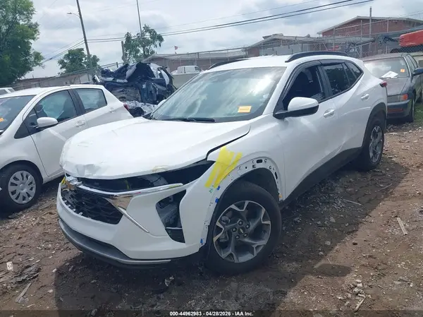 KL77LHE20RC109923 2024 CHEVROLET TRAX - Image 2