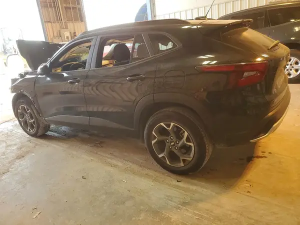 KL77LHE20RC128925 2024 CHEVROLET TRAX - Image 2