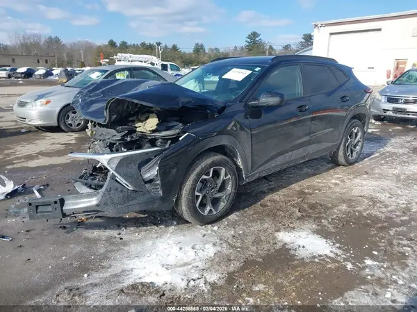 KL77LHE20RC175484 2024 CHEVROLET TRAX - Image 2