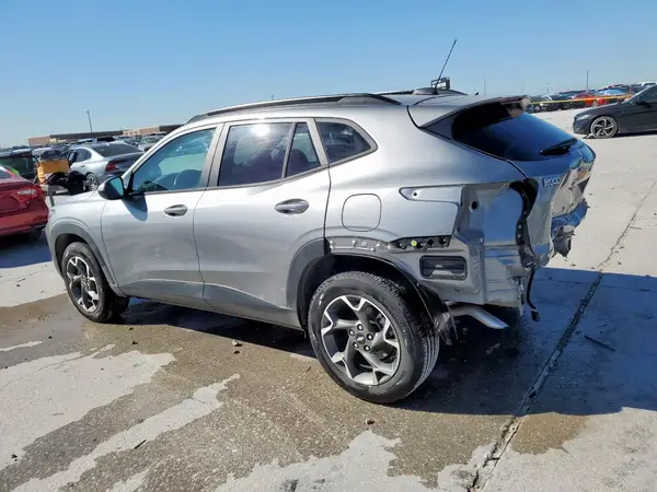 KL77LHE20RC210637 2024 CHEVROLET TRAX - Image 2