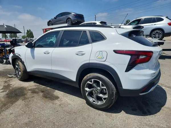 KL77LHE20RC231813 2024 CHEVROLET TRAX - Image 2