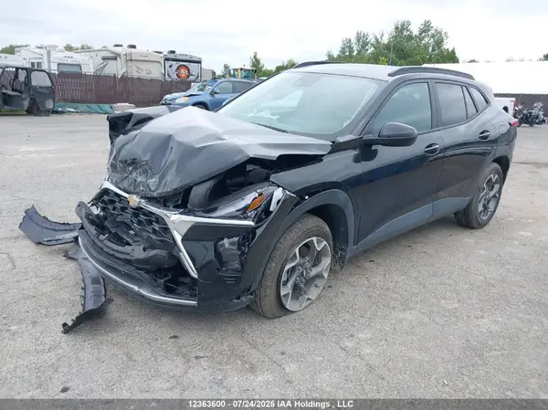 KL77LHE20SC003672 2025 CHEVROLET TRAX - Image 2