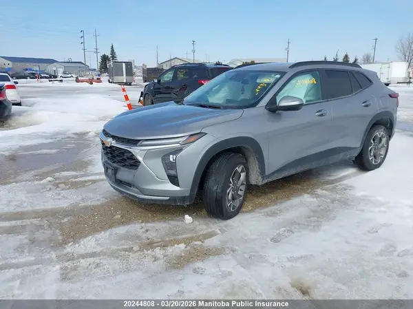 KL77LHE20SC108096 2025 CHEVROLET TRAX - Image 2