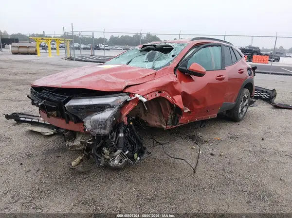 KL77LHE21RC003433 2024 CHEVROLET TRAX - Image 2