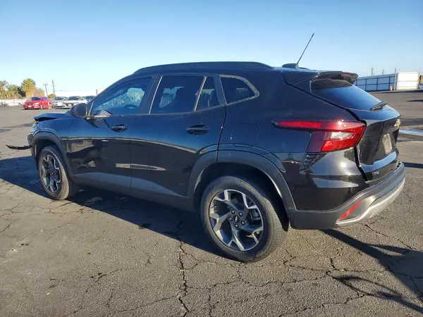 KL77LHE21RC004372 2024 CHEVROLET TRAX - Image 2
