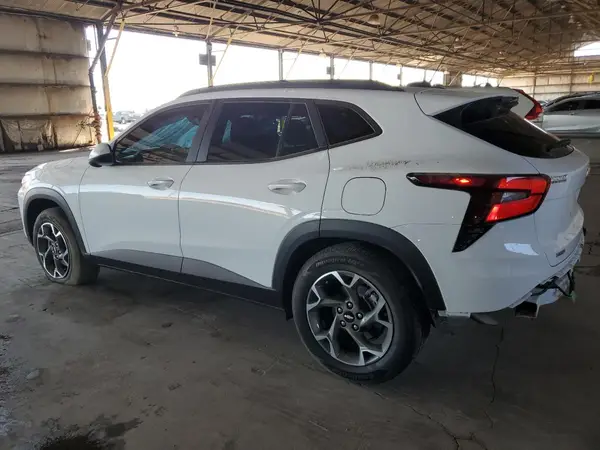 KL77LHE21RC037596 2024 CHEVROLET TRAX - Image 2