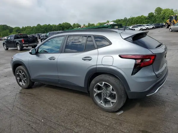 KL77LHE21RC050719 2024 CHEVROLET TRAX - Image 2