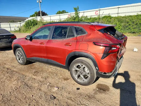 KL77LHE21RC101006 2024 CHEVROLET TRAX - Image 2