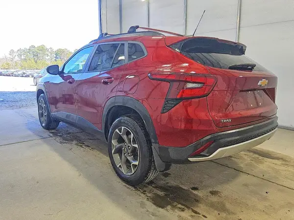 KL77LHE21RC216284 2024 CHEVROLET TRAX - Image 2