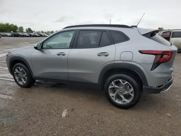 KL77LHE21SC264163 2025 CHEVROLET TRAX - Image 2