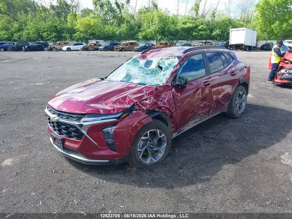 KL77LHE21SC289824 2025 CHEVROLET TRAX - Image 2