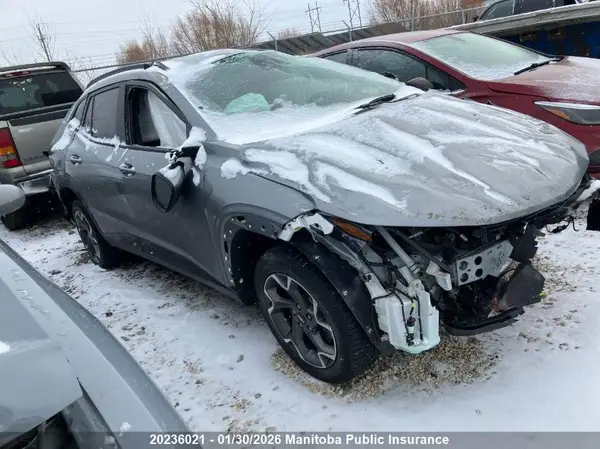 KL77LHE21SC322305 2025 CHEVROLET TRAX - Image 2