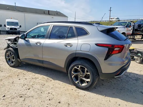 KL77LHE22RC064113 2024 CHEVROLET TRAX - Image 2