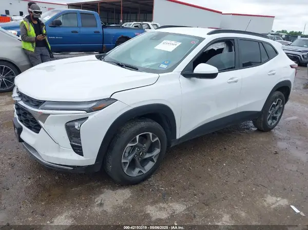 KL77LHE22RC069523 2024 CHEVROLET TRAX - Image 2