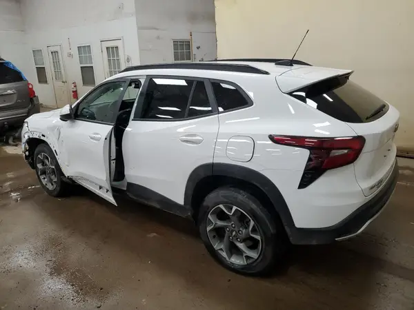 KL77LHE22RC115593 2024 CHEVROLET TRAX - Image 2